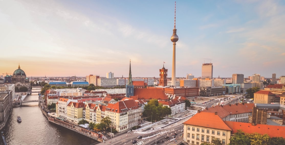 Eine Panoramaansicht von Berlin mit dem Fernsehturm im Zentrum