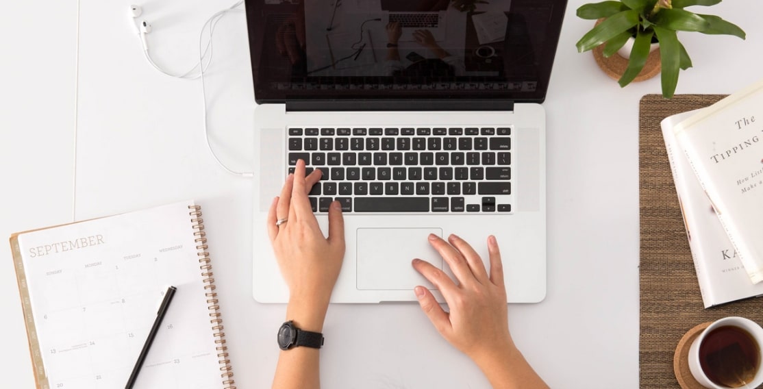 Ein Workspace mit einem Macbook fotografiert von oben